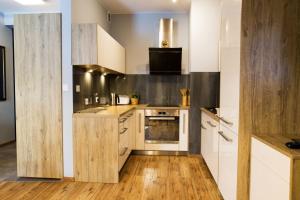Kuchyňa alebo kuchynka v ubytovaní Apartamenty Pod Giewontem