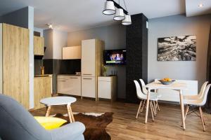 Televízia a/alebo spoločenská miestnosť v ubytovaní Apartamenty Pod Giewontem