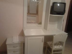 A television and/or entertainment centre at Hotel Grazia Ristorante