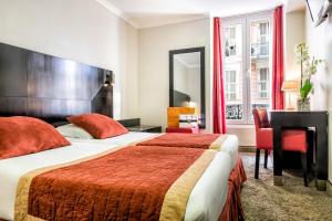 Postel nebo postele na pokoji v ubytování Hotel De Suède