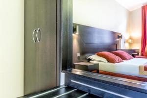Postel nebo postele na pokoji v ubytování Hotel De Suède