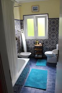 a bathroom with a tub and a toilet and a sink at Casa Gwendoline - Albergue / Hostel / AL - Caminho da Costa in Vila Nova de Cerveira