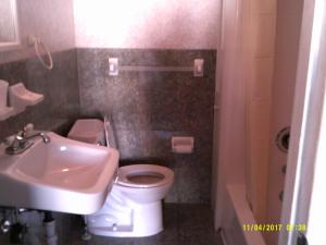 杜威海灘的住宿－Sea Esta Motel 1，浴室配有白色卫生间和盥洗盆。