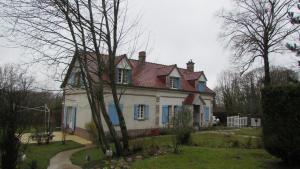 uma grande casa branca com um telhado vermelho em Côté Prairie em Épagne-Épagnette