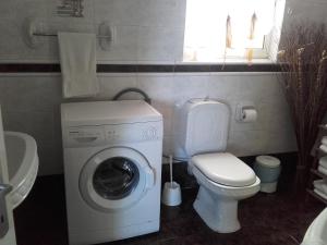 Baðherbergi á Village Corner 3 bedroom apartment with Garage