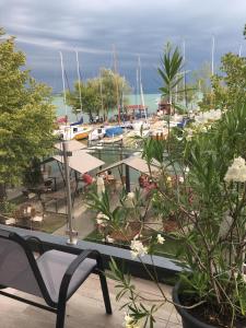 vista su un porto turistico con barche in acqua di Calypso Lakeside Rooms & Lux Apartments a Siófok