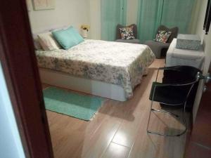クアルテイラにあるT1 Quarteiraのベッドルーム1室(ベッド1台、椅子2脚付)