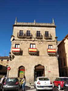 un edificio con coches estacionados frente a él en El Altillo, en Ciudad Rodrigo