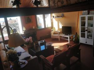 sala de estar con sofá, sillas y TV en El Altillo, en Ciudad Rodrigo