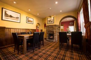 A restaurant or other place to eat at The Crown Inn Hotel 