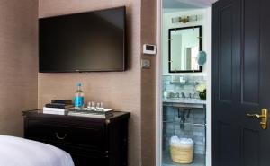 The Academy - Small Luxury Hotels of the World客房内的一张或多张床位