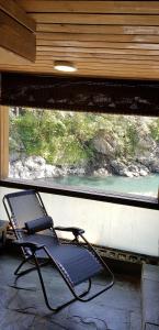 einem Stuhl vor einem Fenster in der Unterkunft 51 Spring in Wulai