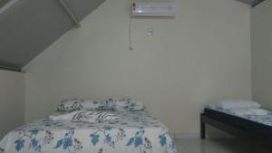 - une chambre avec un lit et une table dans l'établissement Pousada Encanto do Jalapão, à São Félix do Tocantins