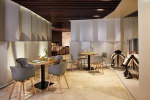 セビリアにあるホテル ポサダ デル ルセロの店内のテーブルと椅子が備わる部屋