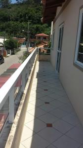 Una pasarela junto a un edificio con balcón en Apartamento para locação - cód 34, en Bombinhas