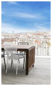 una mesa y sillas en un balcón con vistas en URBAN LOFT & SPA Marseille, en Marsella