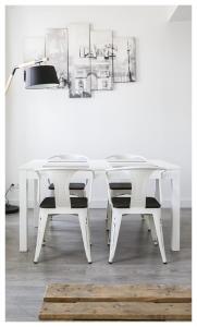 una mesa blanca y 2 sillas en una habitación en URBAN LOFT & SPA Marseille, en Marsella