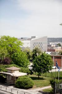 une vue d'un parc avec un bâtiment et des arbres dans l'établissement Downtown Apartment, à Thessalonique