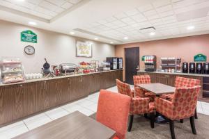 un restaurante de comida rápida con mesa y sillas en Wingate by Wyndham Regina, en Regina