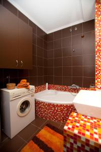 une salle de bain avec baignoire et machine à laver dans l'établissement Downtown Apartment, à Thessalonique 13 autres photos