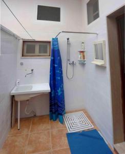 bagno con lavandino e doccia di La Baia Apartments by My Home Apulia a Torre Lapillo