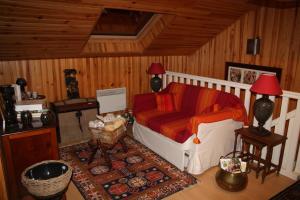 un soggiorno con divano e tavolo di leschambresdanne a Chameyrat