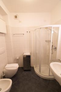 A bathroom at Baia Blu RTA Residence