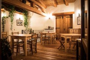 comedor con mesas y sillas de madera en Il Nido del Casalot, en Frassino