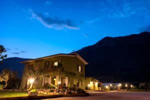 a house at night with a mountain in the background at La rupe dei gabbiani in Terracina