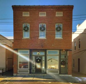 een bakstenen gebouw met ramen aan een straat bij 2nd St Loft Riverview in Washington