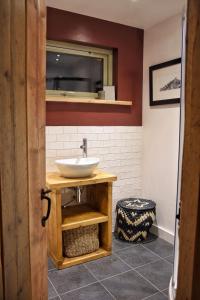 een badkamer met een wastafel en een spiegel bij Cosy Cottage in Glencoe