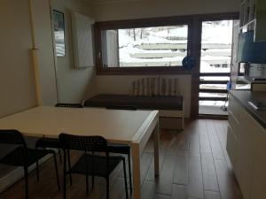 Η κουζίνα ή μικρή κουζίνα στο Cielo Alto Studio Apartment with wifi