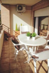 eine Terrasse mit einem weißen Tisch und Stühlen in der Unterkunft 2º Linea de Playa, Barcelona in La Venteta