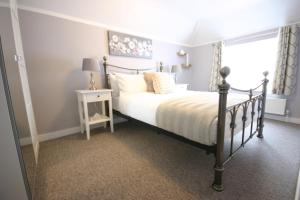 1 dormitorio con cama y ventana en Brockhurst Lodge, en Gosport