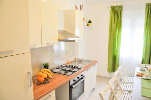 A kitchen or kitchenette at Short Street Apartments