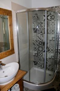 uma casa de banho com um chuveiro e um lavatório. em Buflaczanka em Nowy Targ