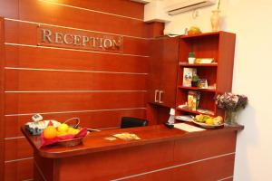 cubículo de oficina con recepción con fruta en Guesthouse Villa Inn, en Subotica