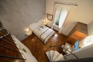 an overhead view of a bedroom with a bed and a window at Villa Le Facezie B&B in Terranuova Bracciolini