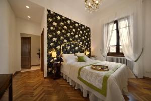 1 dormitorio con 1 cama y una gran pared con estrellas en Villa Le Facezie B&B, en Terranuova Bracciolini