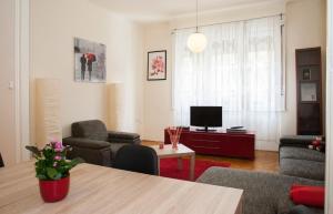 sala de estar con mesa, sillas y TV en Georgina apartment, en Budapest