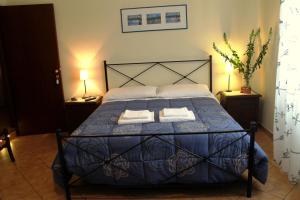 sypialnia z łóżkiem z dwoma ręcznikami w obiekcie Titina B&B w Rzymie