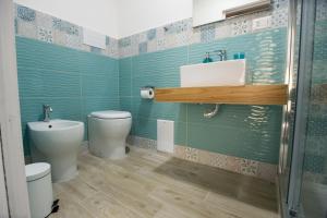 サレルノにあるDoralice comfort houseのバスルーム(トイレ、洗面台付)