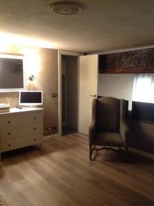a living room with a chair and a desk at SUITE 5 in Reggio Emilia