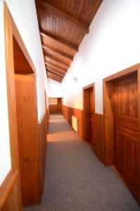 un pasillo con puestos de madera en un edificio en Salas-Partizanske en Partizánske