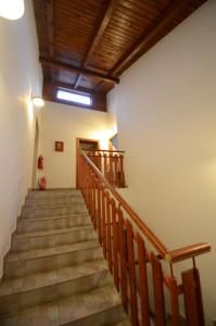 una escalera en un edificio con techos de madera en Salas-Partizanske en Partizánske