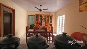 a living room with a table and a dining room at Casa Temporada Silvana in Olímpia