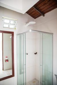 eine Glasdusche in einem Badezimmer mit Spiegel in der Unterkunft Pousada Jequitibá in Trancoso + 68 Fotos