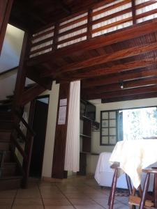 um quarto com um tecto de madeira, uma cama e uma janela em Pousada da Villa Itamambuca em Ubatuba