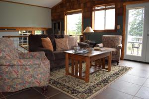 ein Wohnzimmer mit einem Sofa und einem Tisch in der Unterkunft The Bluff on Whidbey in Oak Harbor