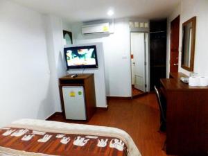 TV a/nebo společenská místnost v ubytování Orchid Inn + 14 fotografií